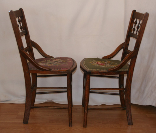 2 chairs in side view