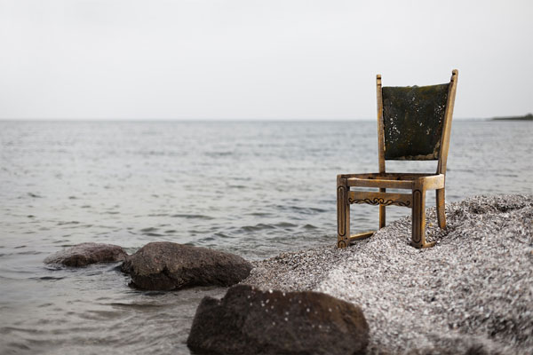 chair on beach - by tom van hoogstraten (33916-unsplash)