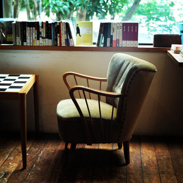 comfy green velvet-leather chair (cater-yang-245637-unsplash)